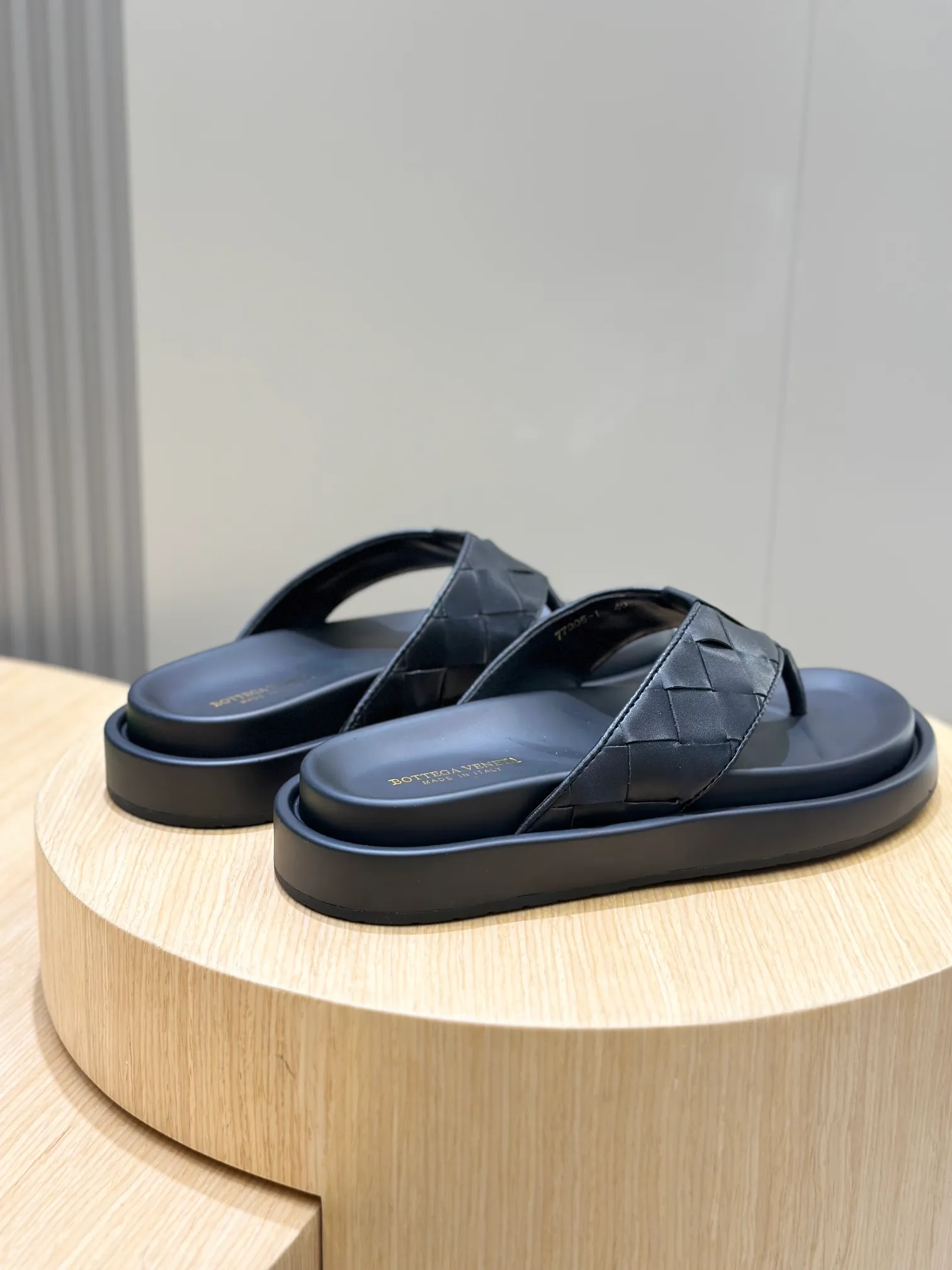 Factory price: 360💰BV hand-woven men's slippers and sandals - suitable for walking. It still emphasizes minimalism and practical wearability, but is full of vivid artistry. Super classic, luxurious and comfortable, imported cowhide + cowhide lining + lightweight outsole Size: 39-44 (customized at 38.45)